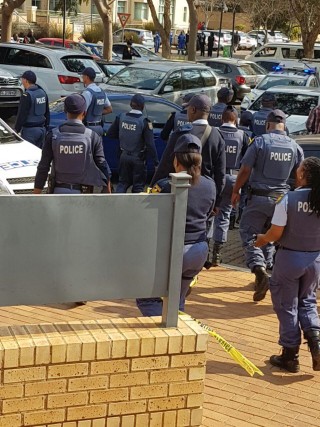 Polisiebeamptes Maandag buite die kantoor van die Openbare Beskermer. Foto: Twitter via @PublicProtector