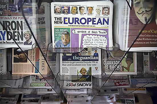 The New European, ŉ splinternuwe weekblad wat elke Vrydag vir vier weke gaan verskyn, vorm hier deel van ’n uitstalling buite ŉ winkel in sentraal-Londen. Die koerant is gemik op die 48 persent van die bevolking wat in verlede maand se referendum gestem het om deel van die EU te bly. Foto: Matt Dunham via AP/ wire.africannewsagency.com
