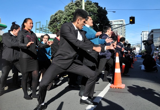 Maori-studente voer die tradisionele Haka-dans op tydens ŉ parade ter viering van die Maori Taalweek in Wellington, Nieu-Seeland. Duisende mense het opgedaag by die viering van Te Reo Maori (die Maori-taal) wat van 4 tot 10 Julie duur. Foto: Xinhua/Su Liang/ wire.africannewsagency.com