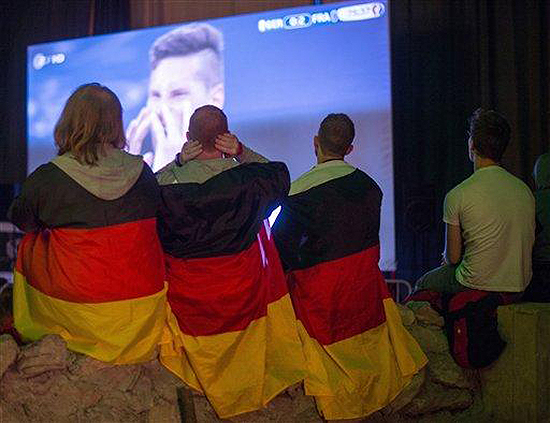 Sokkergeesdriftiges in Valve, Wes-Duitsland, kyk na die Euro 2016-halfeindstryd tussen Frankryk en Duitsland wat in Marseille gespeel is. Duitsland het 0-2 verloor. Foto: Bernd Thissen/DPA via AP/ wire.africannewsagency.com