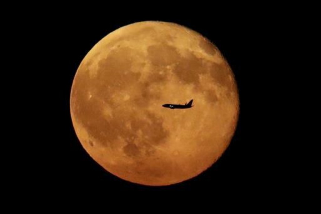 ’n Vliegtuig sweef voor die maan verby, soos gesien vanaf die Eagle Rock-reservaat in West Orange, New Jersey. Foto: AP Photo/Julio Cortez/wire.africannewsagency.com