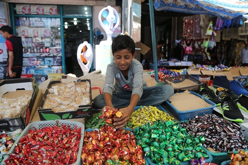 ŉ Verkoper by die hoofmark in Gaza, Palestina, verkoop lekkers voor die Eid al-Fitr fees wat die einde van die heilige maand van Ramadan vier. Foto: Xinhua/Wissam Nassar/ wire.africannewsagency.com