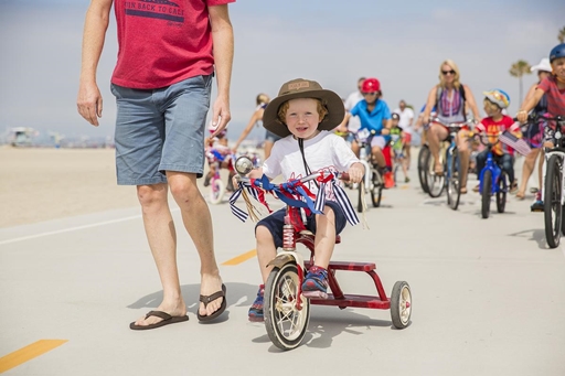 ŉ Kind neem deel aan ŉ kinder-fietsparade by Long Beach in Los Angeles, Kalifornië, op Onafhanklikheidsdag in die VSA. Foto: Xinhua/Jiang Jiajun/ wire.africannewsagency.com