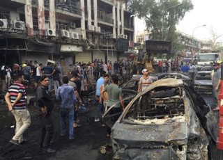 Die toneel in Bagdad op 2 Julie 2016 ná 'n bomaanval in die stad Foto: Khalid Mohammed/AP Photo