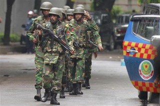 Bangladesjiese soldate in die gebied in Dhaka waar die restaurant geleë is waar swaar gewapende militante talle persone gyselaar gehou het (2 Julie 2016) Foto: AP Photo