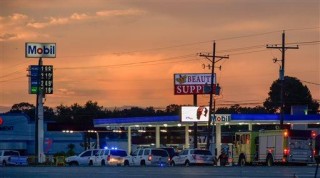 Polisiebeamptes Sondag op die toneel in Baton Rouge, Louisiana waar drie polisiebeamptes doodgeskiet en drie gewond is. Foto: Scott Clause/The Daily Advertiser via AP
