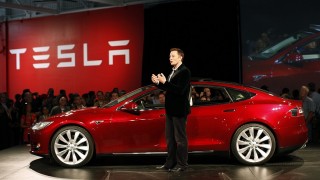 Elon Musk by die Tesla Model S in Fremont op 1 Oktober 2011 