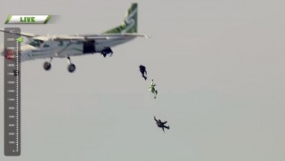 Luke Aikins en sy spanmaats spring op 25 000 voet uit die vliegtuig (Skermskoot uit die video)