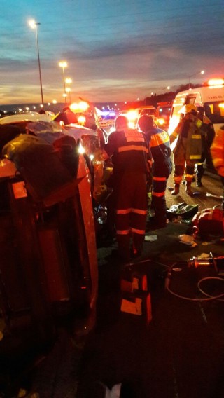 Die ongeluk wat op die N1 naby die Lynnwoodweg-afrit plaasgevind het. Foto: Netcare 911