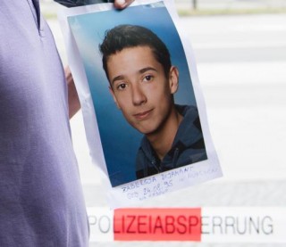 Die pa van een van die slagoffers wys Saterdag (23 Julie 2016) 'n foto van sy seun buite die Olympia-winkelsentrum in München, Duitsland. Foto: AP Photo/Sebatian Widmann