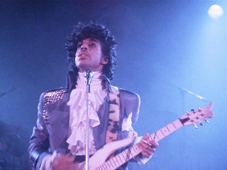 Prince met die ikoniese wit hemp in die fliek, "Purple Rain"