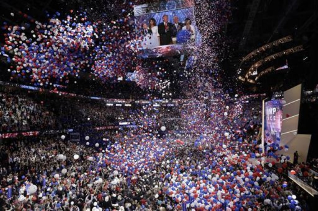 Konfetti en ballonne stort neer tydens die Republikeinse presidentskandidaat, Donald Trump, se aanvaardingstoespraak op die laaste dag van die Republikeinse Nasionale Konvensie in Cleveland, Ohio. Foto: AP Photo/Matt Rourke/wire.africannewsagency.com