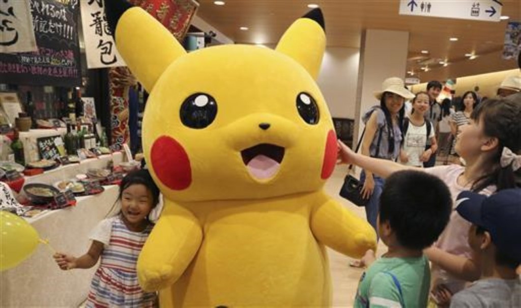 Pikachu word deur kinders omring tydens ŉ Pokemon-fees in Tokio, Japan. Die geleentheid, ter ere van die pas vrygestelde Pokemon-rolprent, duur tot die einde van Augustus. Foto: AP Photo/Koji Sasahara/wire.africannewsagency.com