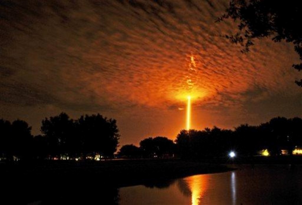SpaceX Falcon 9 word vanaf Kaap Canaveral  gelanseer, soos gesien vanaf Woodside Park in Viera, Florida. Foto: Tim Shortt/Florida Today via AP /wire.africannewsagency.com
