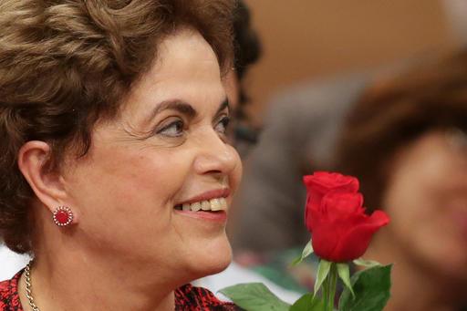 Brasilië se geskorste president, Dilma Rouseff, lag tydens ŉ optog in Brasilia. Brasilië se senaat maak hom reg vir die kishou in die saak, wat daartoe kan lei dat president Rousseff uiteindelik omvergewerp word. Sy word daarvan beskuldig dat sy die fiskale wette van die land oortree het. AP Photo/Eraldo Peres