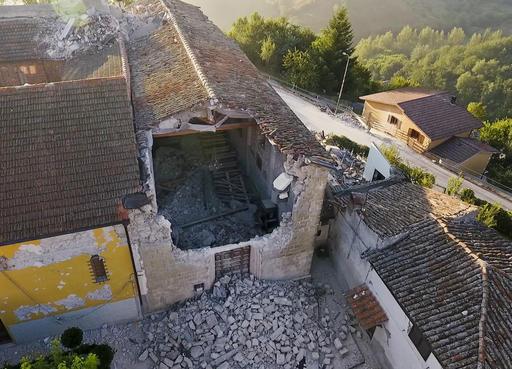 ŉ Lugfoto van die Santa Maria della Misericordia in Accumoli in Italië, waar ŉ aardbewing Woensdag verwoesting gesaai het. Naskokke het nog Vrydag voorgekom. Foto: AP Photo/Localteam