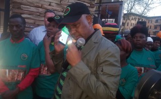 Joseph Mathunjwa, Amcu se leier, probeer Donderdagaand vir Mosebenzi Zwane, die minister van minerale hulpbronne skakel, maar sonder sukses. Foto: ANA