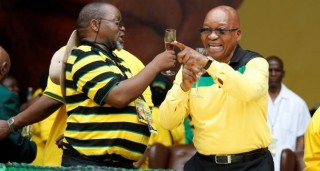 Gwede Mantashe en president Jacob Zuma Foto: Vathiswa Ruselo via RDM 