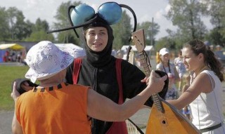 'n Vrou trek aan as 'n muskiet vir Rusland se Muskietfees (Foto: Associated Press)