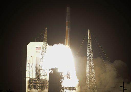  ŉ United Launch Alliance Delta IV-vuurpyl styg Vrydag by die Cape Canaveral-lugmagbasis in Florida op. Die vuurpyl bevat twee waarnemingsatelliete. Foto: Craig Bailey/Florida Today via AP