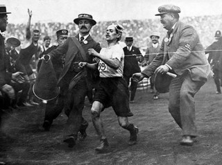 Dorando Pietri van Italië is eerste oor die wenstreep tydens die Olimpiese Spele in 1908 in Londen Foto: Wikimedia Commons