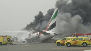 Die Emirates-vliegtuig wat op 3 Augustus 2016 'n noodlanding gedoen het by Dubai Internasionale Lughawe (Foto: Gulf News)