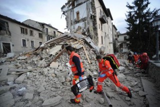 Reddingswerkers soek Woensdag (24 Augustus 2016) deur die puin van ŉ gebou wat ineengestort het in Arcuata del Tronto in Italië. Foto: AP Photo/Sandro Perozzi