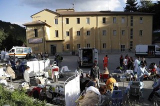 ŉ Tydelike mediese kamp word buite ŉ hospitaal in Amatrice in Italië opgerig (24 Augustus 2016). Foto: AP Photo/Alessandra Tarantino