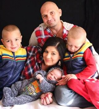 Ricardo Human en Karien van der Westhuizen saam met hul kinders, Ramos, Romano en Kiara. Foto: Verskaf