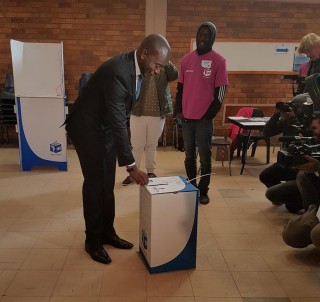 Mmusie Maimane, leier van die DA, bring sy stem uit in die munisipale verkiesing op 3 Augustus 2016 (Foto: ANA)