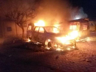 ŉ Plaaslike munisipale kantoor van die Tshwane-metro en talle voertuie, waaronder vyf munisipale voertuie, is Donderdagaand aan die brand gesteek. Foto: ANA