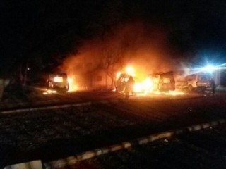 ŉ Plaaslike munisipale kantoor van die Tshwane-metro en talle voertuie, waaronder vyf munisipale voertuie, is Donderdagaand aan die brand gesteek. Foto: ANA 
