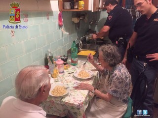 Jole en Michele eet die pasta wat die beamptes vir hulle voorberei het. 