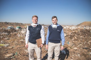Chris Boshoff en Marcus Pawson, hoof van omgewingsake by AfriForum vroeër vanjaar tydens die bekendstelling van die projek by die Hatherley-storting. Foto: AfriForum