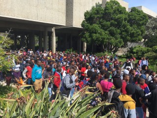Studente betoog op die kampus van Nelson Mandela Metropolitaanse Universiteit (NMMU) op 20 September 2016. Foto: Twitter via @Sparkey13