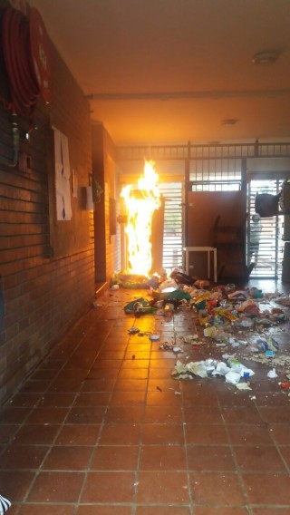 'n Brand in 'n koshuis op die Pietermaritzburg-kampus van die Universiteit van KwaZulu-Natal (UKZN). Foto: Twitter via @zamaswatielihle