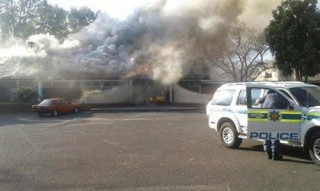 ŉ Koshuis wat Maandag, 26 September 2016 op die UKZN se Pietermaritzburg-kampus aan die brand gesteek is. Foto: Facebook