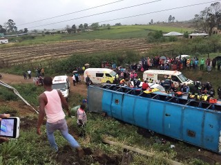 Die busongeluk op 25 September 2016 op die R603 naby Umbumbulu, KwaZulu-Natal Foto: Emergency Control SA, Ceron Lennox