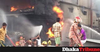 Die brand by die Tampaco Foils-gebou ná 'n stoomketel op 10 September 2016 ontplof het (Foto: @DhakaTribune, Twitter)