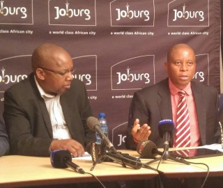 Herman Mashaba, Johannesburg se burgemeester, en Mzobanzi Ntuli, die LUR vir behuising. Foto: ANA
