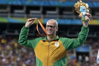 Hilton Langenhoven met sy gouemedalje in Rio, Brasilië (Foto: @SupersportTV, Twitter)