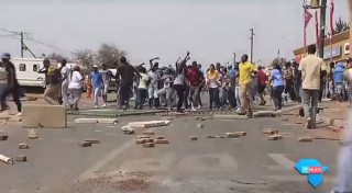 Betogings by die Universiteit van Limpopo (Foto: Skermskoot uit eNuus-video)