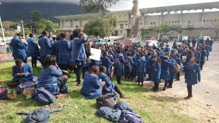 Leerders van Sans Souci Girls’ High School betoog Vrydag (2 September 2016) by die skool. Foto: Twitter via @FeesMustFallWC