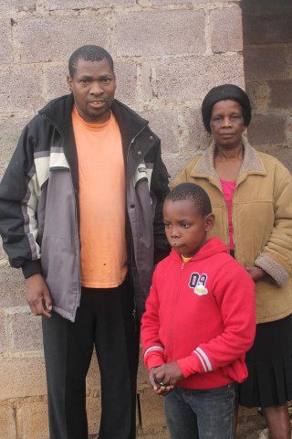 Skhumbuzo Soni saam met sy ouers, Phineas en Thembi Soni Foto: ANA