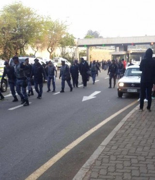 Polisiebeamptes Dinsdag (20 September 2016) op die Wits-kampus. Foto: Twitter via @ntox_luth