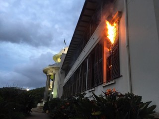 Geboue is aan die brand gesteek by UKZN tydens betogings in September 2016 (Foto: @moloisrj, Twitter)