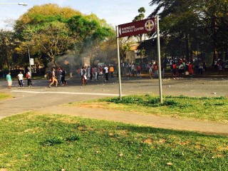 Betogings op 5 September 2016 by die Universiteit van KwaZulu-Natal. Foto: Twitter via @Yung_btee