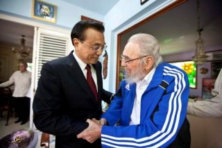 Li Keqiang, premier van China, groet Kuba se voormalige leier, Fidel Castro, tydens sy tweedaagse besoek aan Kuba op 26 September vanjaar . Foto: AP/Alex Castro