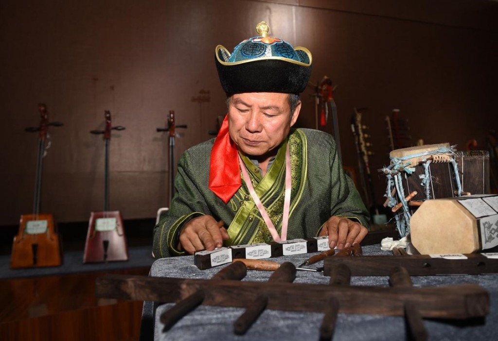 ŉ Instrumentmaker in Mongolië besig om te wys hoe tradisionele strykinstrumente gemaak word. In die noorde van China word 6 September geoormerk vir die viering van die Mongolese kultuur. Foto: Xinhua/Deng Hua (zwx)/wire.africannewsagency.com