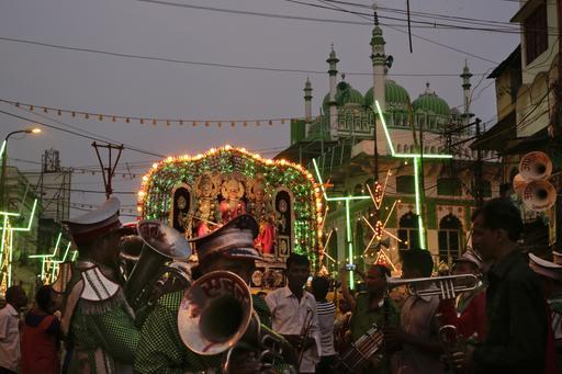 Indiërs kom bymekaar by ŉ godsdienstige optog voor die Dussehra-fees in Allahabad in Indië. Dié fees vier die oorwinning van goed oor kwaad. (AP Photo/Rajesh Kumar Singh)